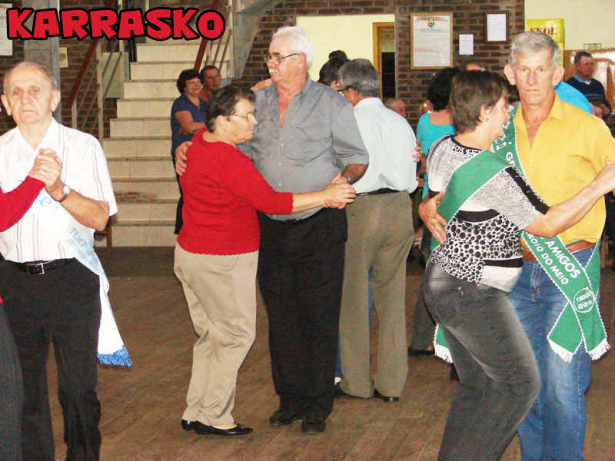 Muita-dança-e-diversão-nos-bailes-da-terceira-idade_Maica-Viviane-Gebing
